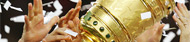 Hände greifen nach dem Pokal